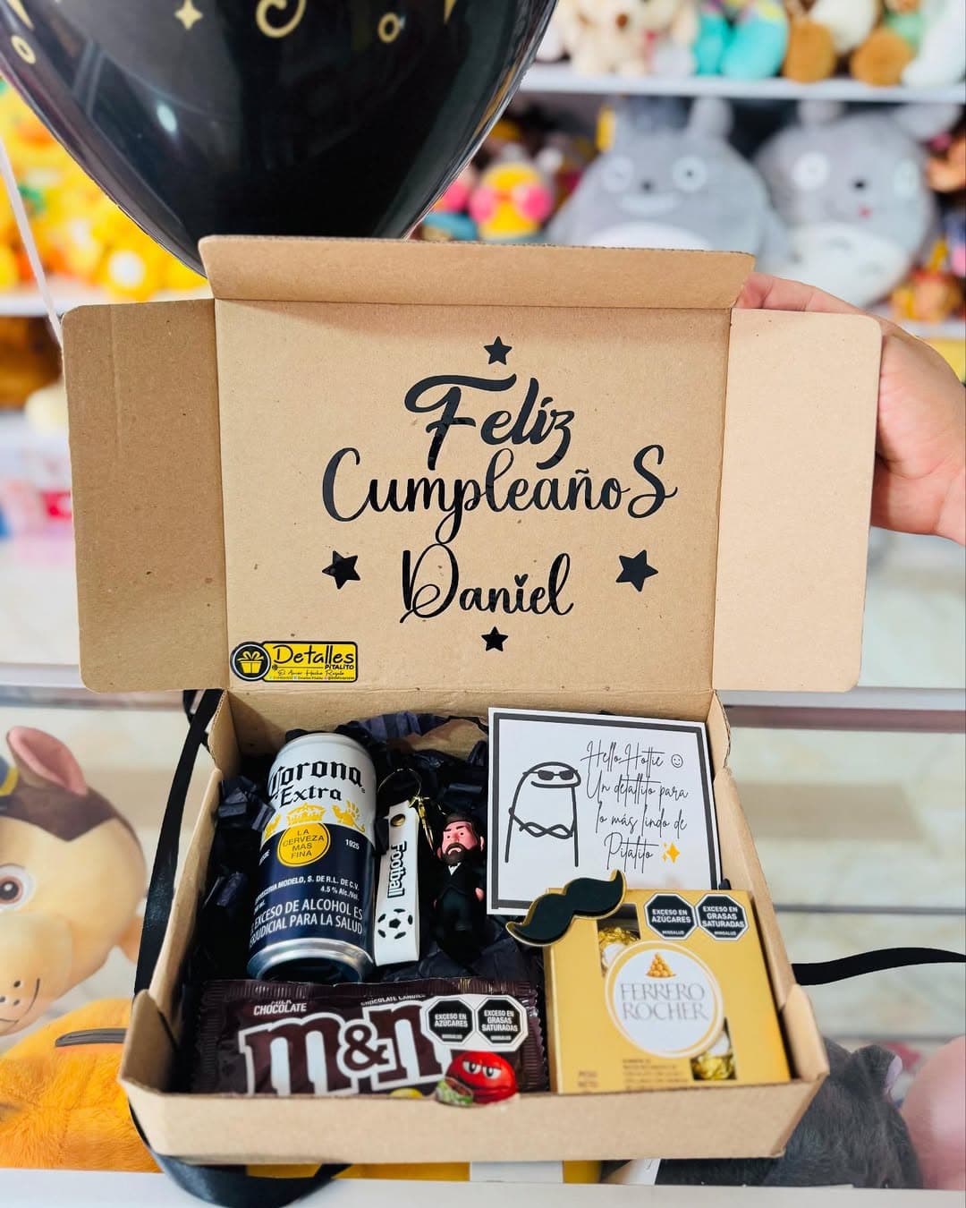 Caja de cumpleaños para hombresCaja con detalle para hombre, especial para fechas especiales, contiene cerveza, chocolates, globos y unos Ferrero Rocher