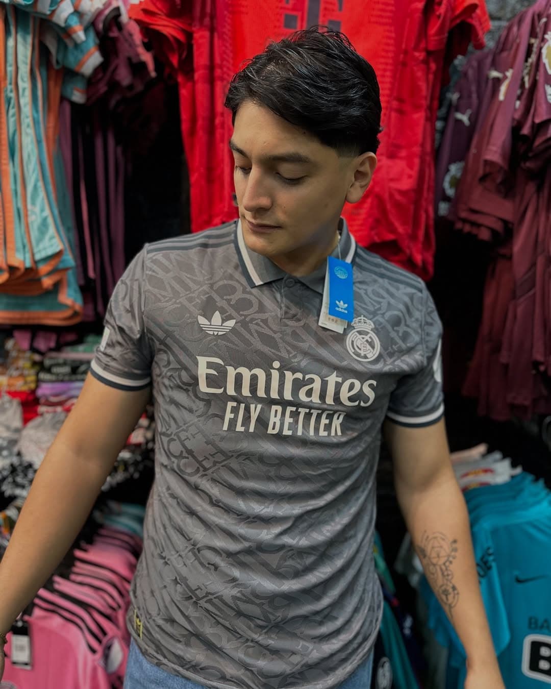 Camisetas Real MadridCamisetas del Real Madrid temporada 24-25 en colores blanco, naranja, y gris. Vienen con todos los logos y pueden ser personalizadas con el nombre de tu jugador favorito 