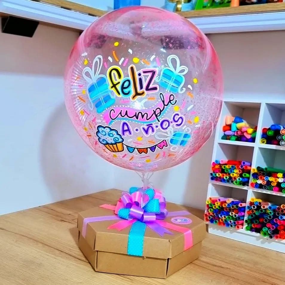 Caja Sorpresa de CumpleañosIncluye globos, decoraciones y un pastel pequeño.