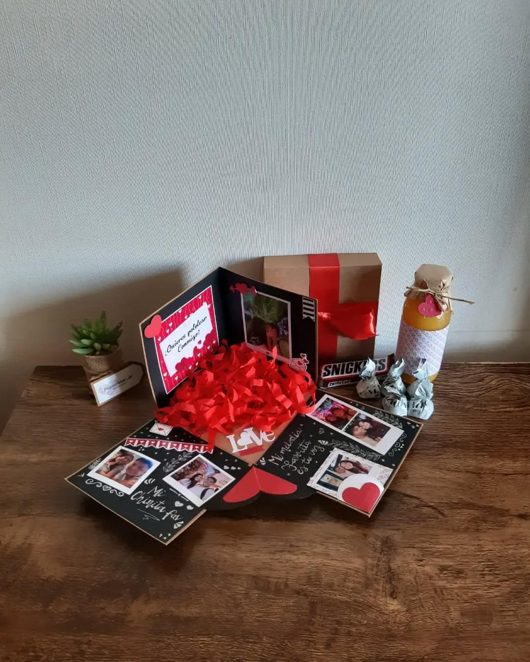 Caja Sorpresa de AmorIncluye detalles románticos como peluches, chocolates y una carta personalizada.