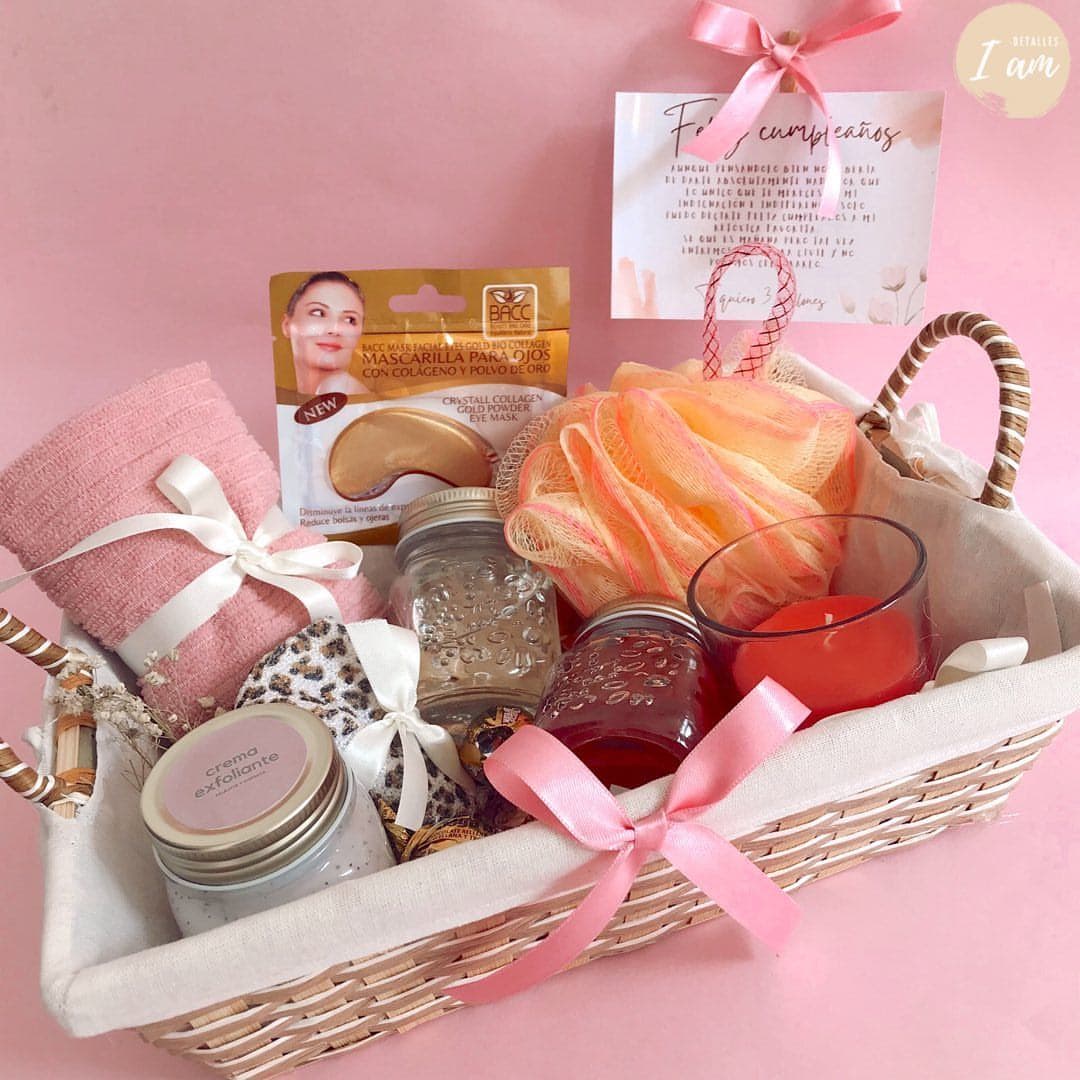 Caja de Regalo PersonalizadaCaja con productos personalizados, ideal para un regalo único.