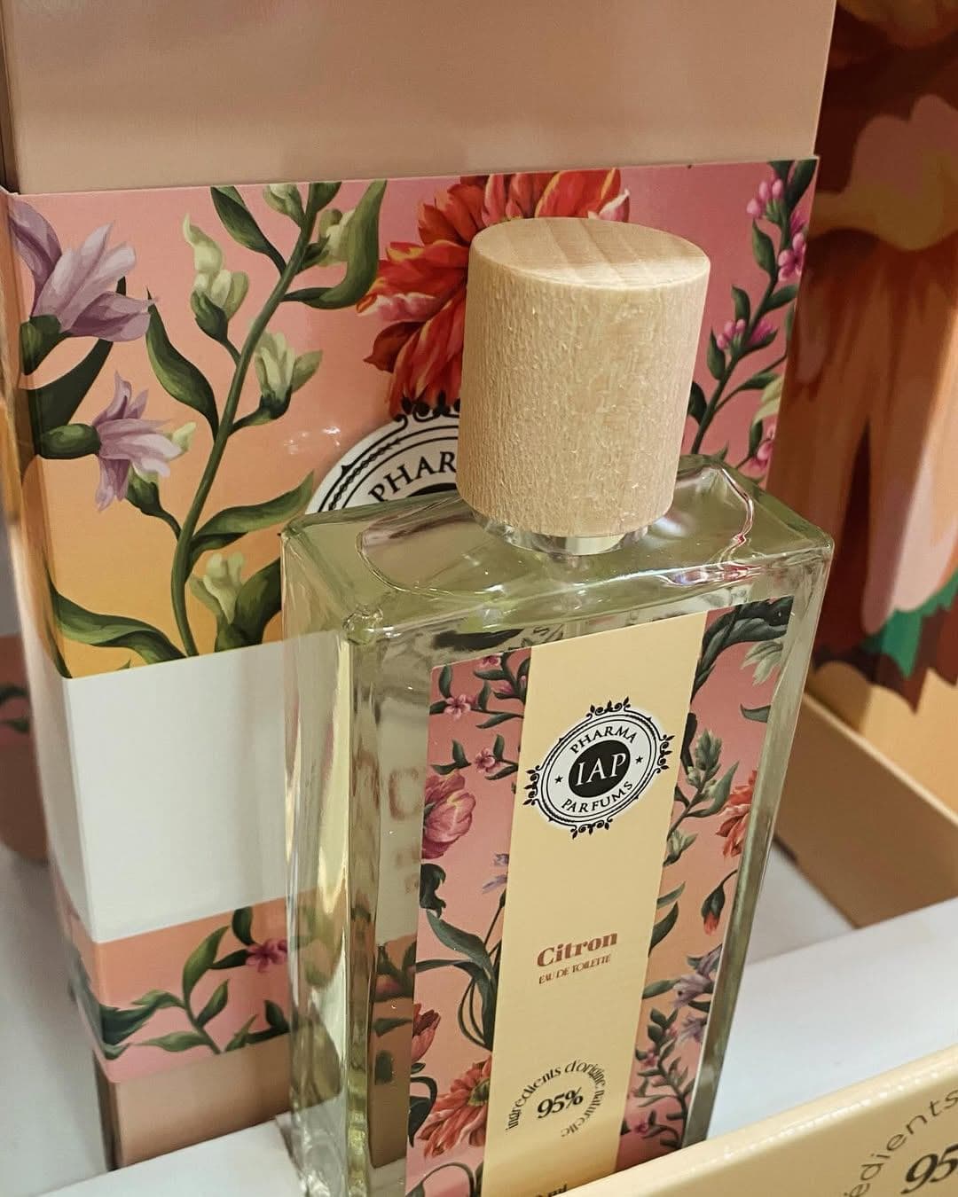 Perfume FloralFragancia floral ligera y fresca, perfecta para el día a día.