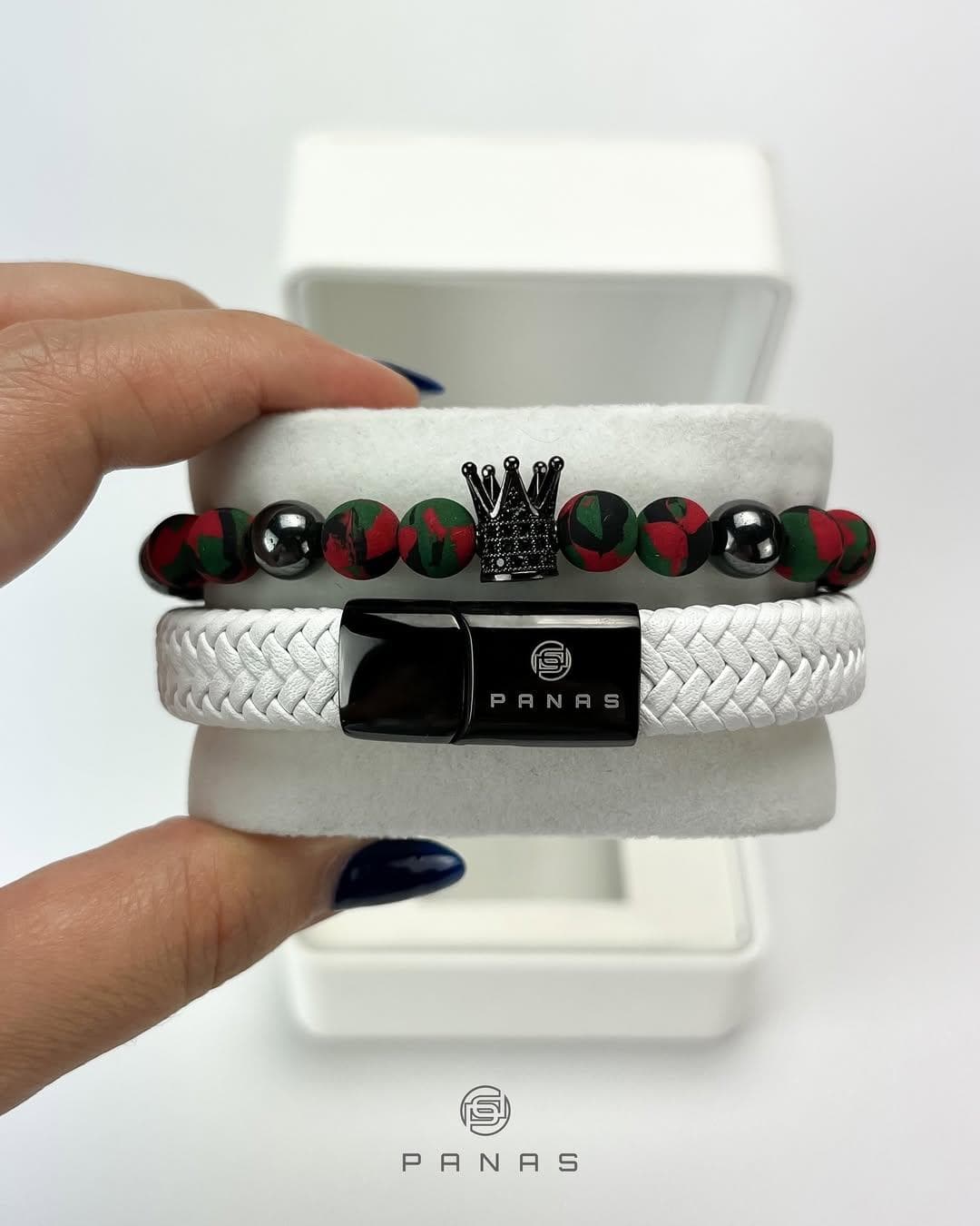 Pulsera de CueroPulsera de cuero con detalles metálicos, ideal para un look casual.