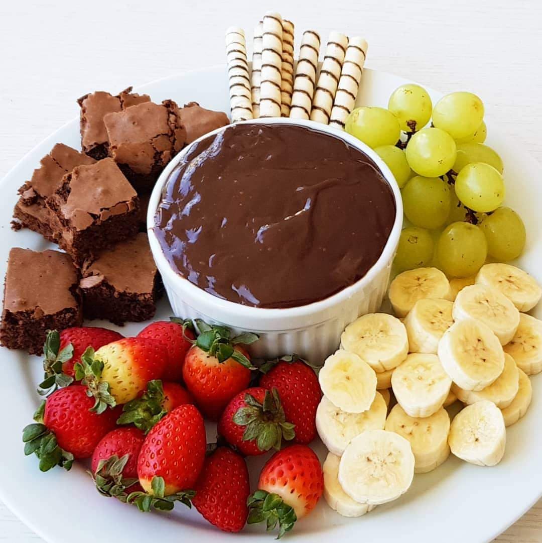 Fondue de ChocolateSet de fondue con chocolate oscuro y blanco para acompañar con frutas.