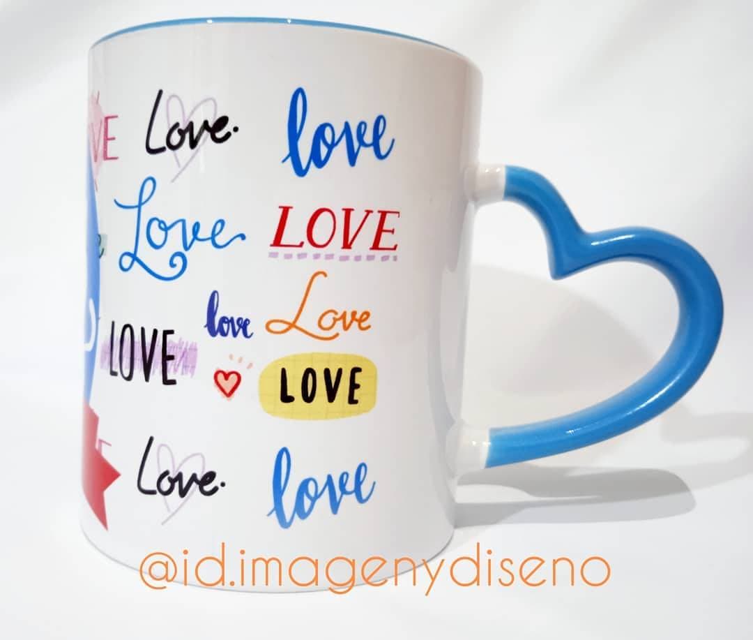 Mug de CorazónMug de cerámica con asa en forma de corazón, perfecto para regalar.