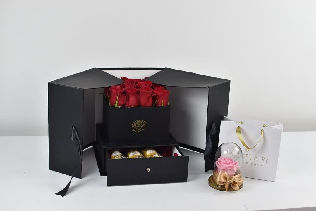 Caja Floral PremiumCaja de lujo con rosas y lirios decorados con detalles exclusivos.