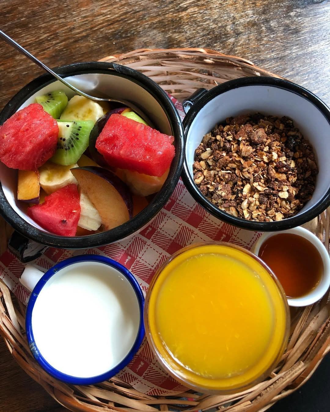 Desayuno EnergéticoAvena caliente con frutos secos y un jugo energético.