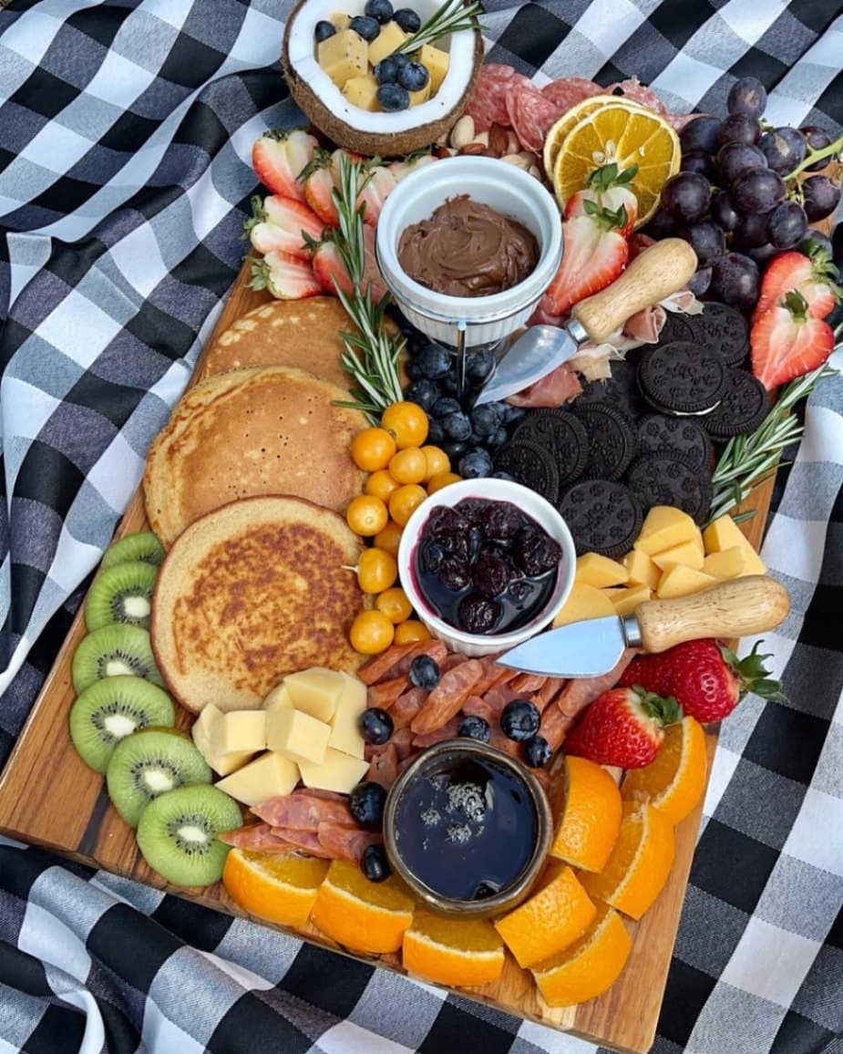 Desayuno GourmetCroissant relleno, omelette de espinaca y café artesanal.