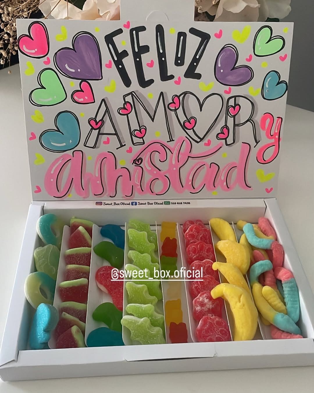 Caja de Dulces SorpresaCaja con una selección de dulces y chocolates para celebrar en grande.