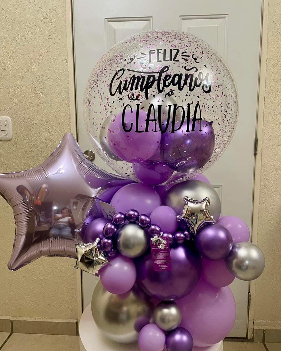 Globos PersonalizadosPaquete de globos personalizados para cumpleaños con mensajes únicos.