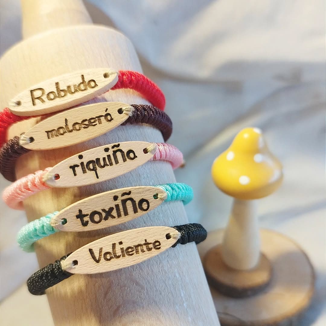 Pulseras personalizadas Pulseras de diferentes diseños y colores 