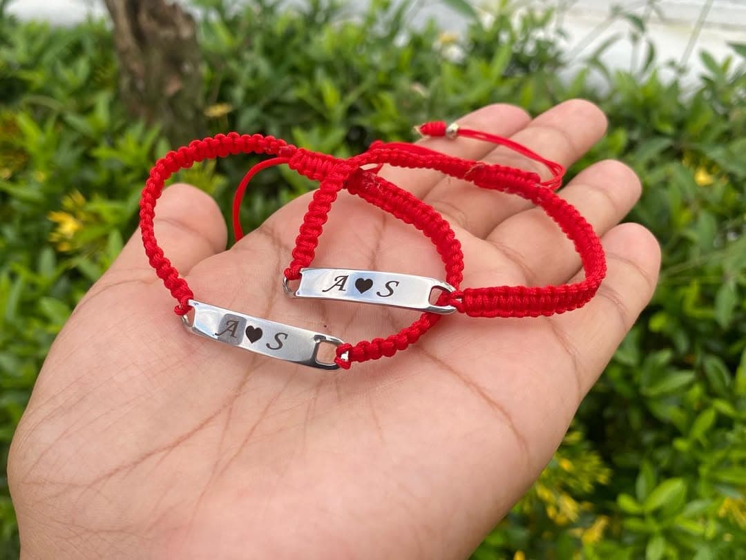 Pulsera para parejasSet de pulseras para parejas con iniciales estampadas